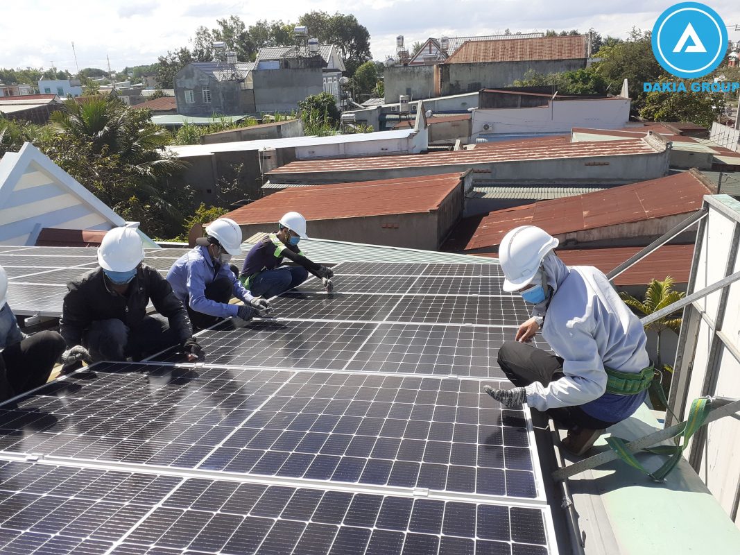 Đội thi công lắp đặt tấm pin năng lượng mặt trời dự án xưởng 1 TTĐ