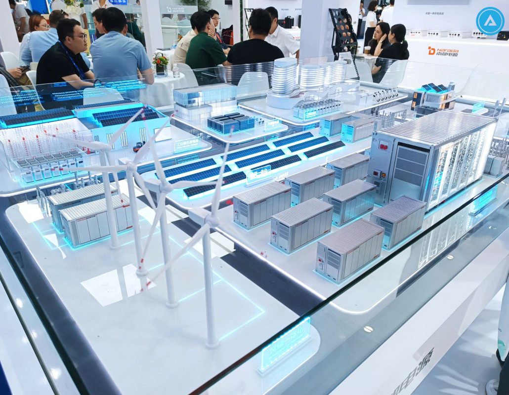 Một số sản phẩm ở gian hàng của công ty Narada Power tại triển lãm SNEC Thượng Hải